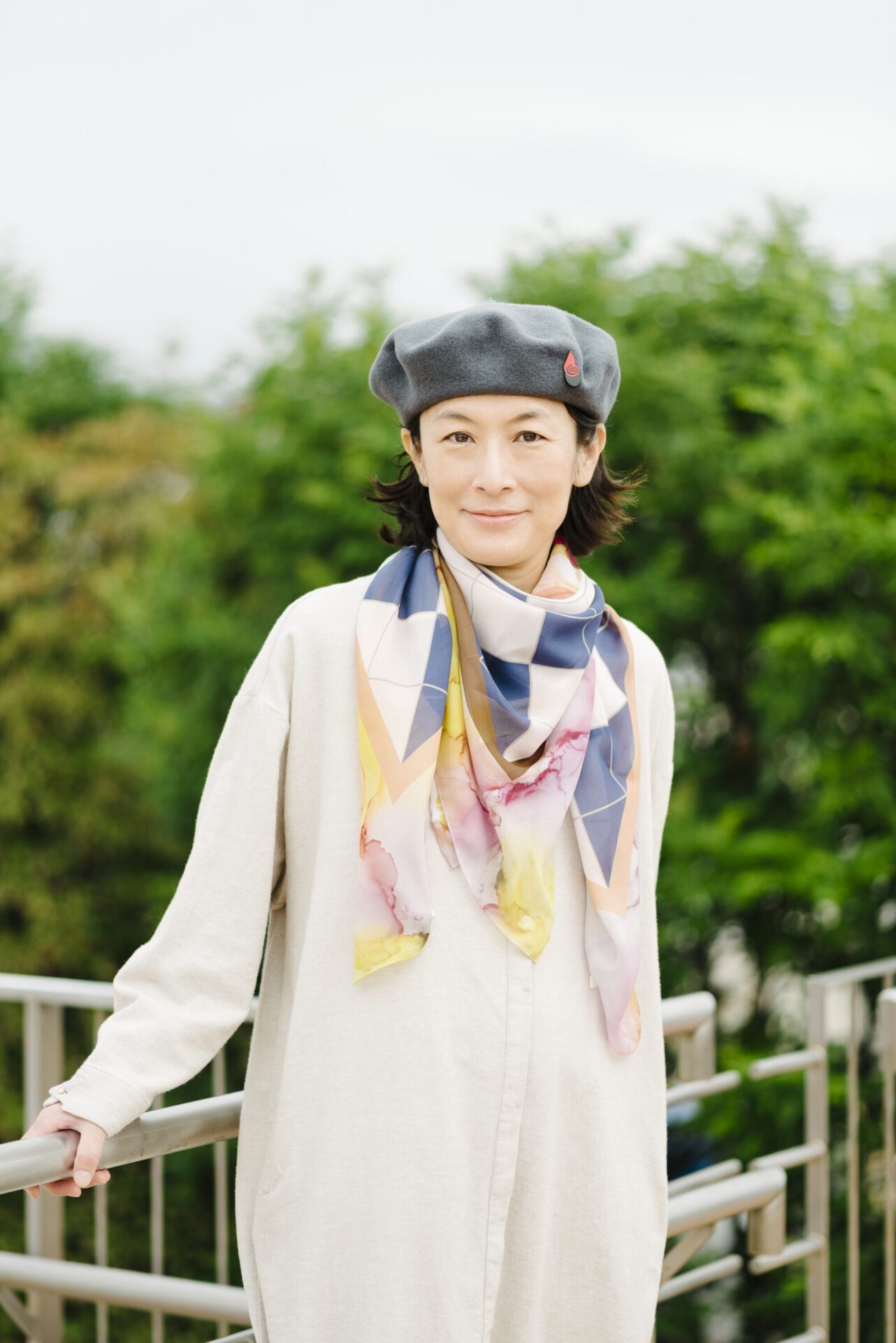 アトリプシー スカーフを纏った女性