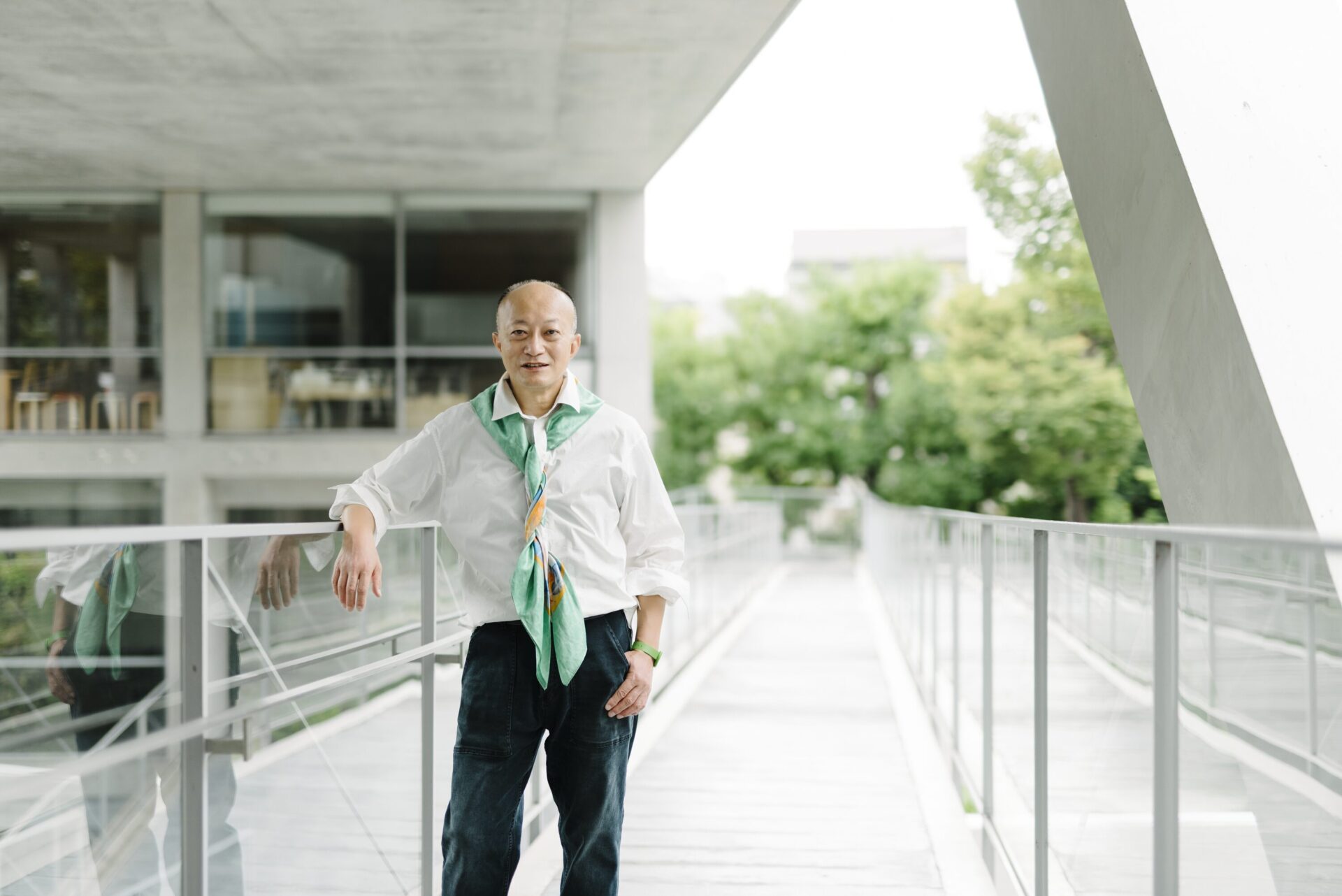 アトリプシー スカーフを纏った男性