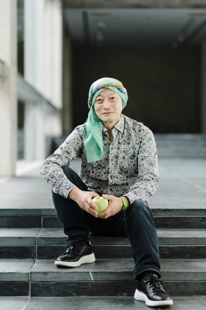 アトリプシー スカーフを纏った男性