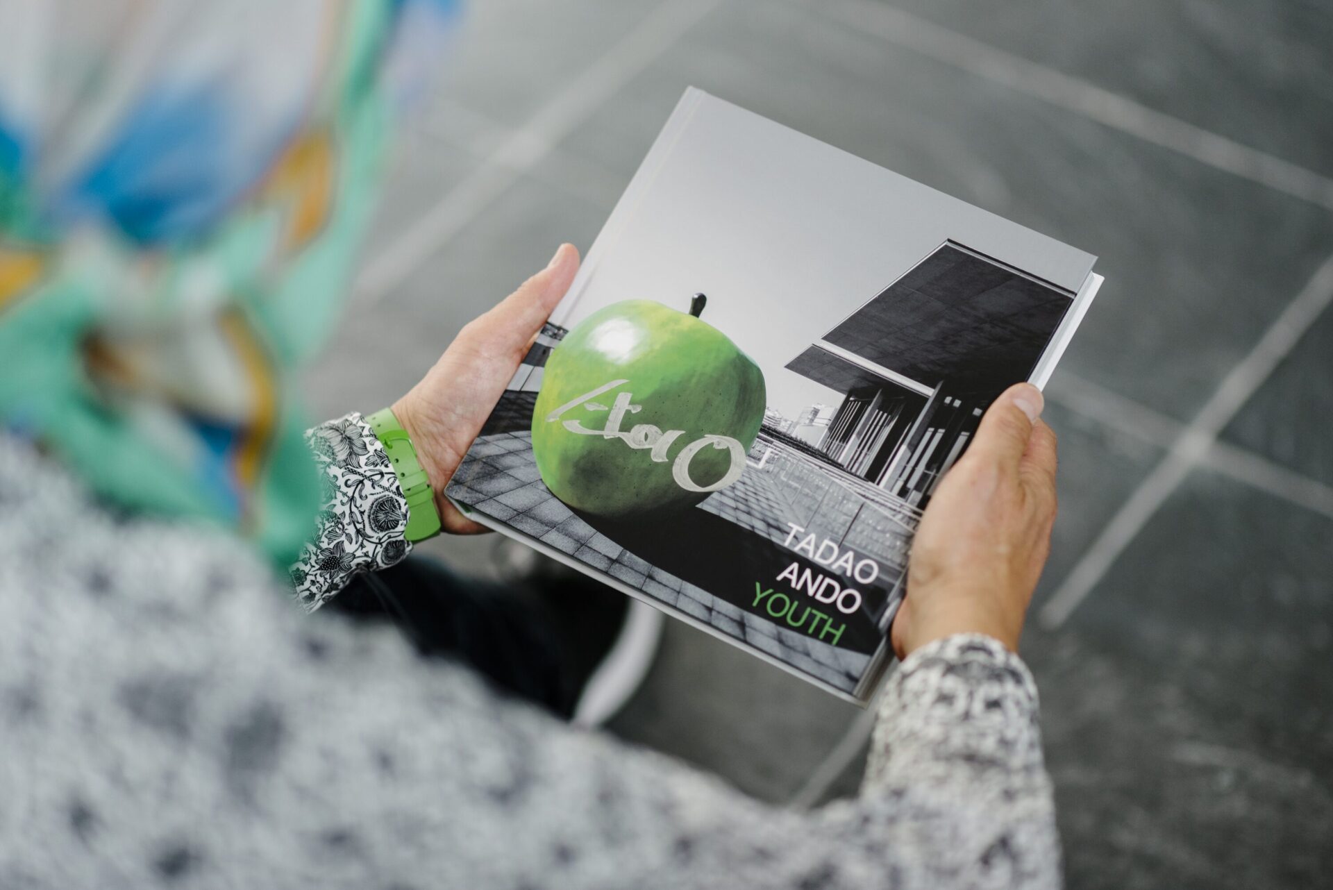 アトリプシー 安藤忠雄さんの本を手に取る男性