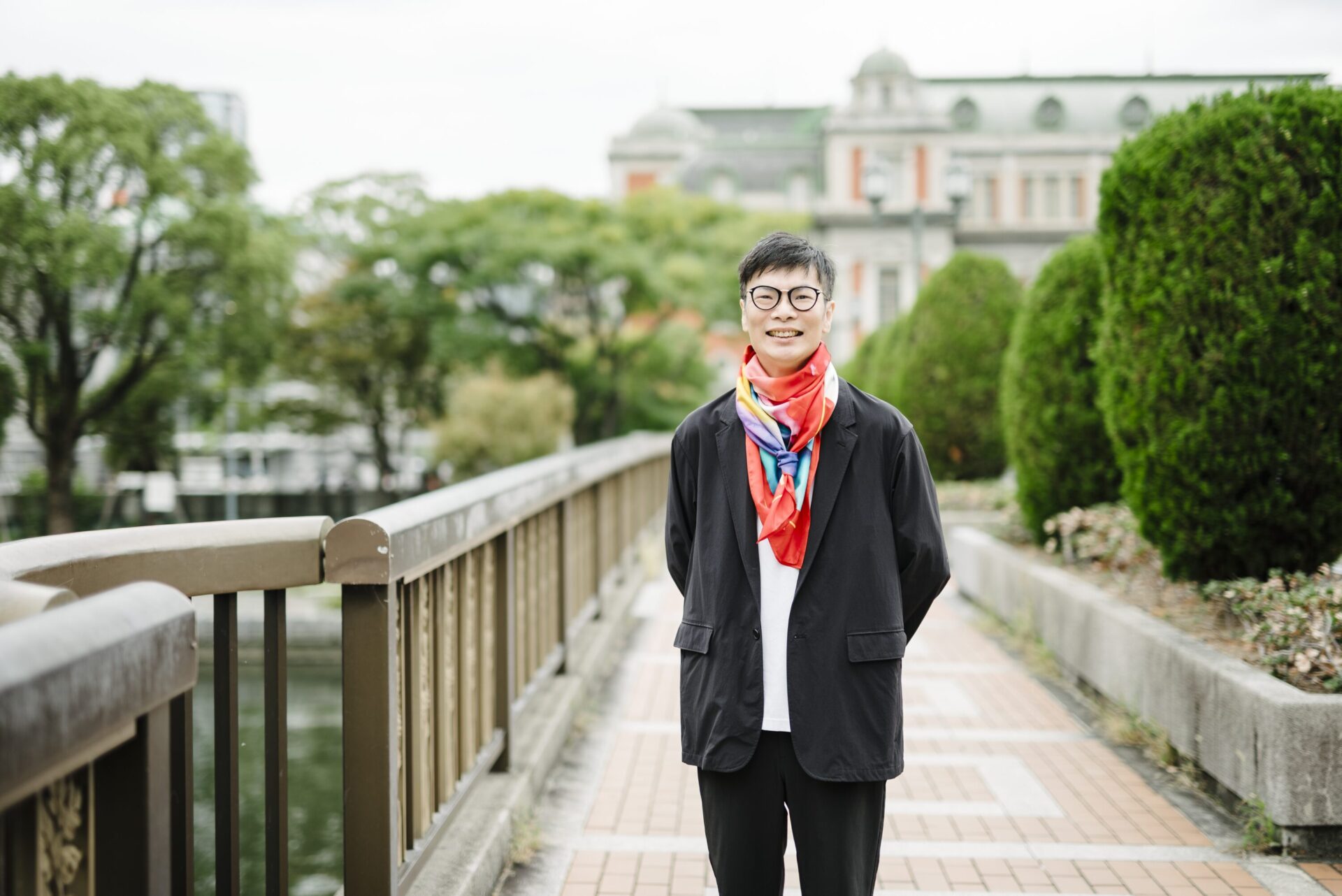 アトリプシー スカーフを纏う男性