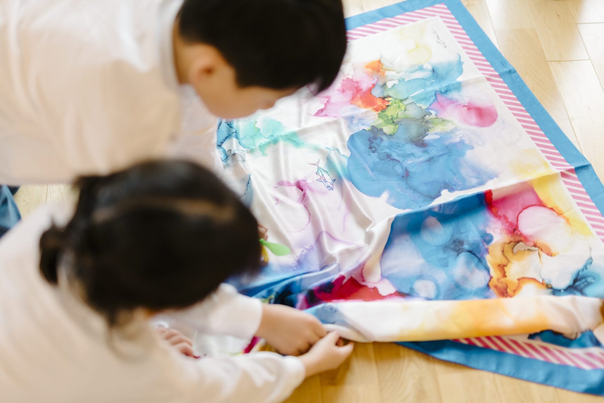 アトリプシー スカーフを見つめている女の子