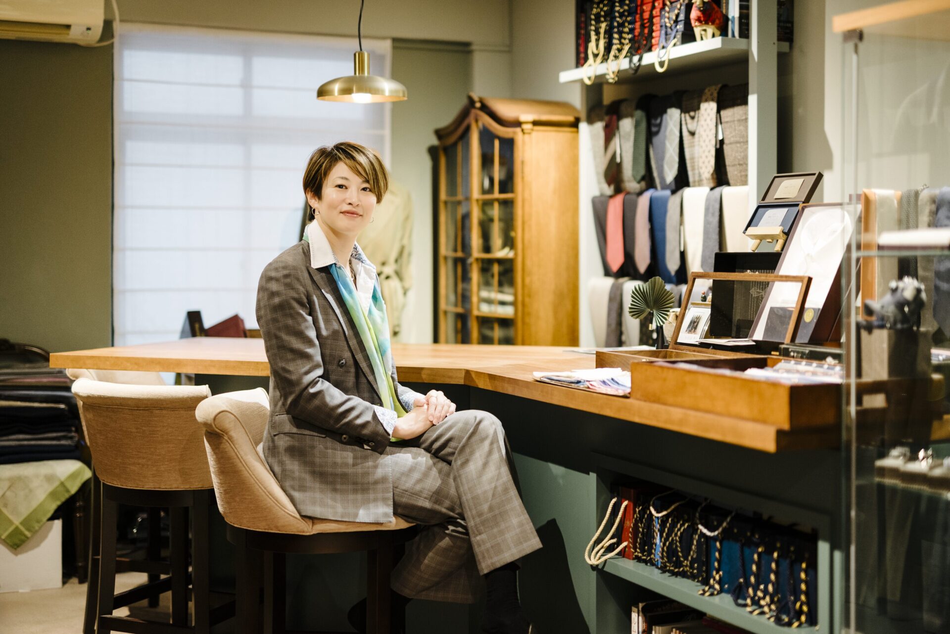 アトリプシー　スカーフを纏った女性