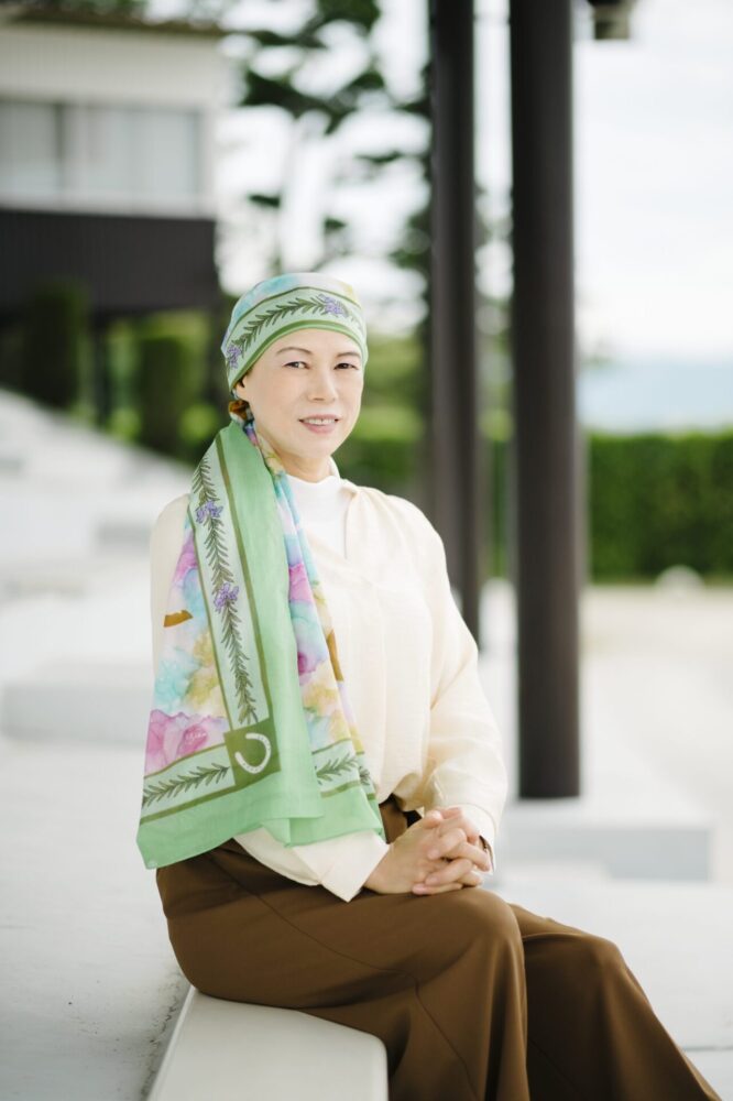 アトリプシー スカーフを纏った女性