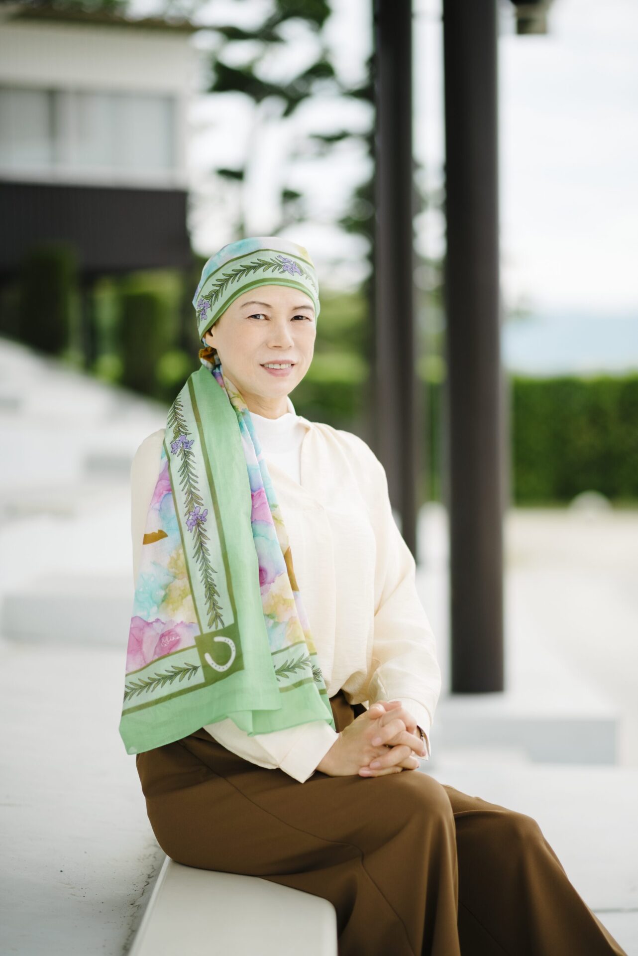 アトリプシー スカーフを纏った女性