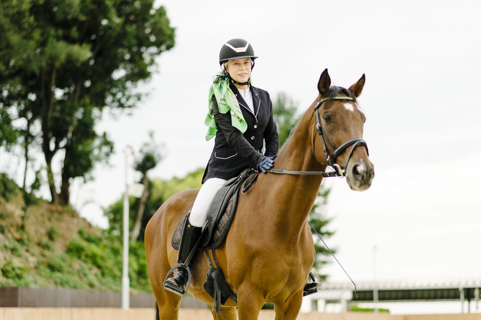 アトリプシー スカーフを纏った女性